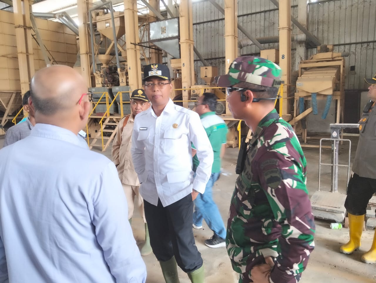 Tinjau Pabrik Kilang Padi di Rokan Baru, Wabup Rohil Dorong Revitalisasi dan Penguatan Sektor Pertanian