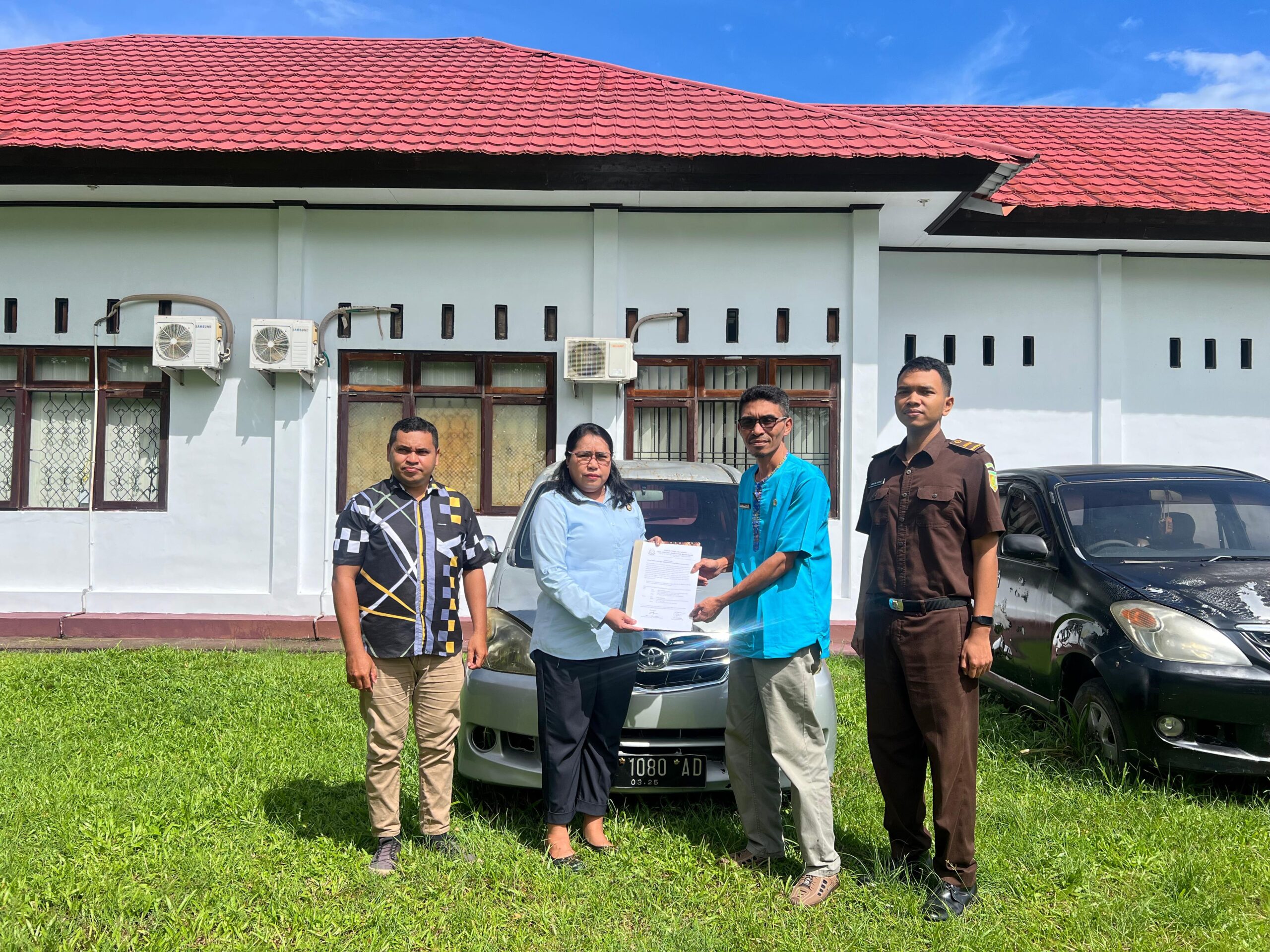 Datun Kejari SBB serahkan 2 Unit Mobil ke BPKAD SBB Hasil Penarikan Aset dari Eks Pegawai Pemkab SBB